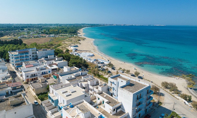 Lido Conchiglie Apartment | Apartment "Domus Rosi" with Sea View, Terrace & A/C