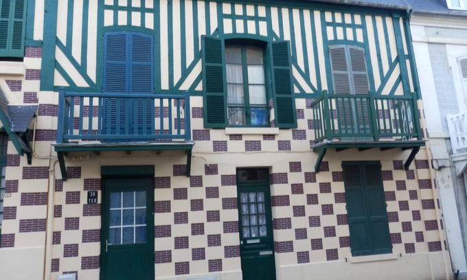 Villers-sur-Mer Apartment | Apartment Downtown of Villers-sur-Mer - 200 m from the beach - Wifi