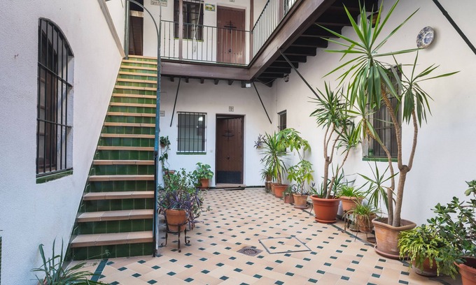 Triana Apartment | 'Apartment en Puente Triana' close to City Centre with Patio & Wi-Fi