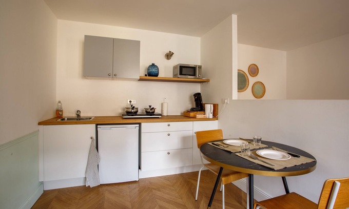 Dinan - Saint-Malo Apartment | Apartment-Ensuite with Shower-Courtyard view