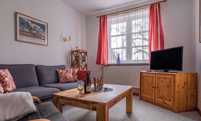 Nordstrand Apartment | Apartment 'Ferienwohnung Eiderente' with Shared Terrace, Shared Garden and Wi-Fi