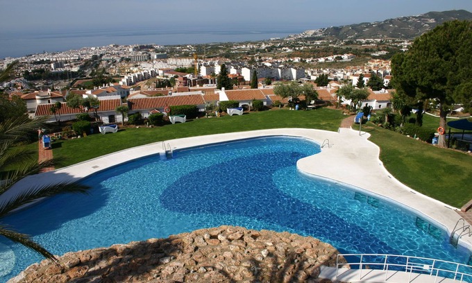 Nerja Apartment | Apartment for 2-3 people with very bright wifi, surrounded by mountains