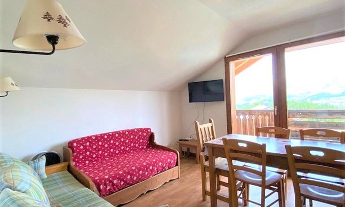 La Joue du Loup Apartment | Apartment for 6, southwest balcony, ski locker, free parking, pets allowed