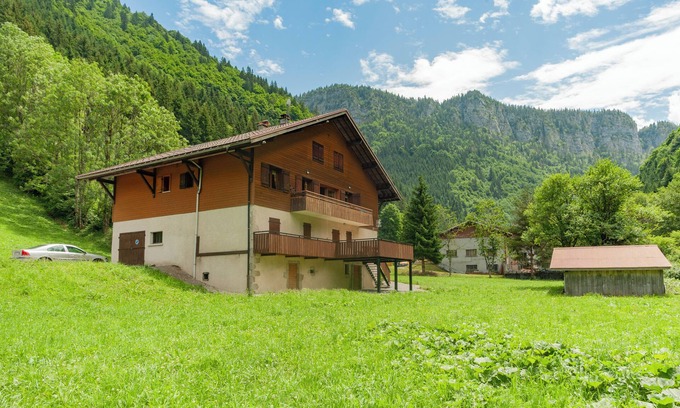 Entremont Apartment | Apartment 'Grand Appartement Proche Gd Bornand' with Mountain View, Shared Garden and Balcony