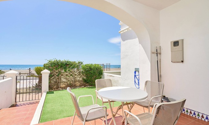 Torrox Costa Apartment | Apartment 'Frontline Vacation Home A86' with Sea View, Shared Pool and Wi-Fi
