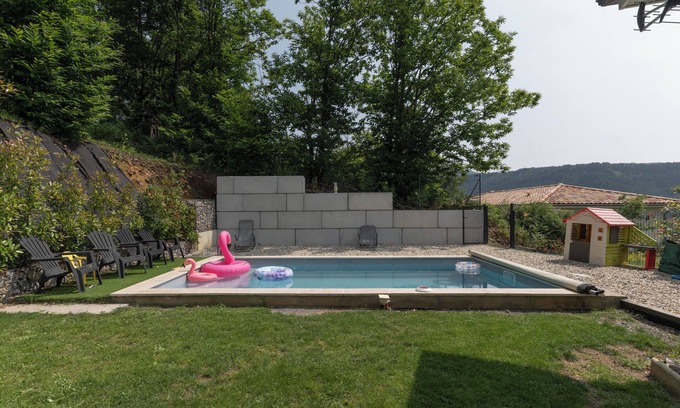 Vesseaux Apartment | Apartment "Gîte les Monteils" with Mountain View, Private Terrace & A/C