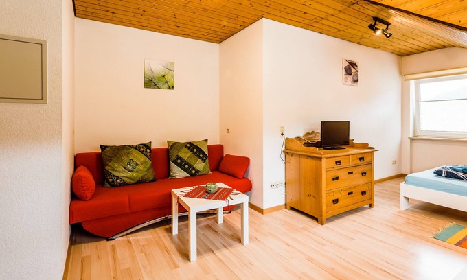 Espasingen Apartment | Apartment 'Gala' with Shared Garden and Wi-Fi