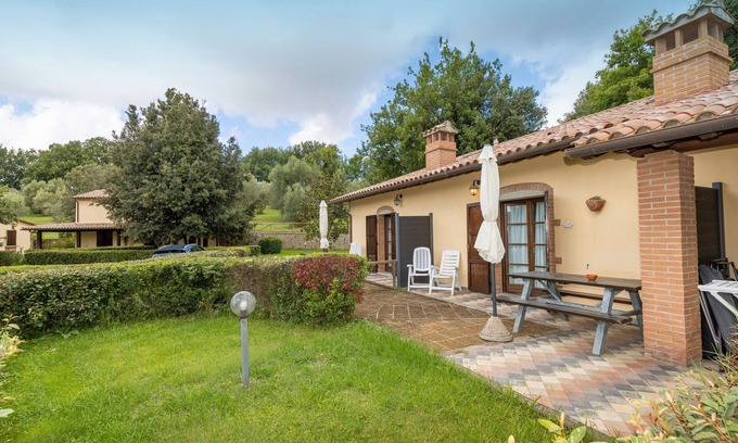 Santa Luce Apartment | Apartment 'Ginestra' with Shared Pool, Wi-Fi, and Air Conditioning