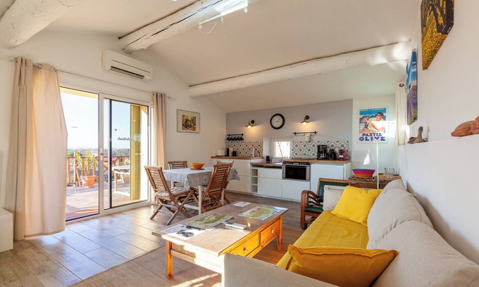 Mallemort Apartment | Apartment 'Gîte Durance' with Mountain View, Wi-Fi and Air Conditioning