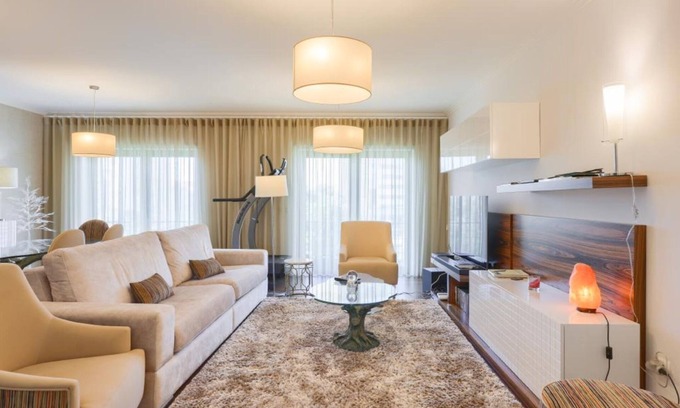 Aveiro Apartment | Apartment 'Glicínias Guest House' with Private Terrace, Wi-Fi and Air Conditioning