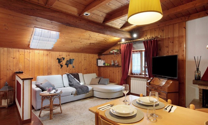 Pollein Apartment | Apartment 'Graziosa Mansarda' with Mountain View and Wi-Fi