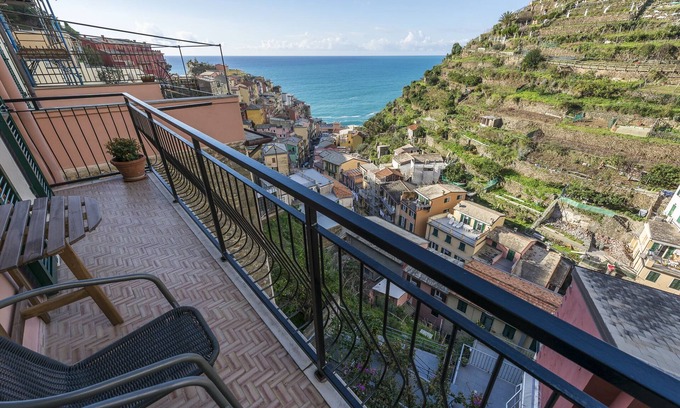 Manarola Apartment | Apartment Gym Suite by Arbaspàa, with sea view balcony in Manarola
