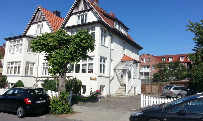 Alt-Travemunde/Ronnau Apartment | Apartment 'Haus Übersee Wohnung Timbuktu' with Shared Garden and Wi-Fi