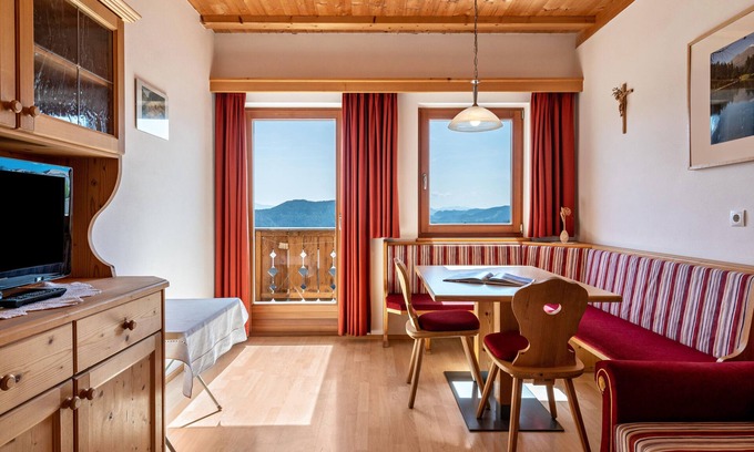 Lajen Apartment | Apartment 'Haus Alpenblick Apt Edelweiß' with Mountain View, Shared Garden and Wi-Fi