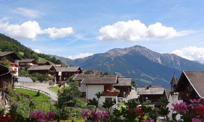 Matrei in Osttirol Apartment | Apartment in Zedlach with West-Facing Balcony