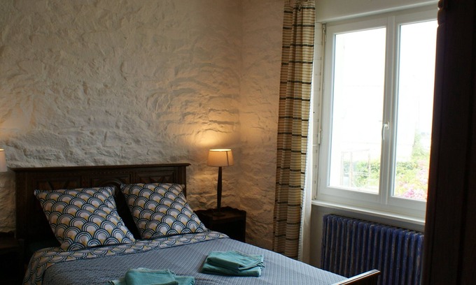 Ploudalmezeau Apartment | Apartment in house 400m from the sea in three directions