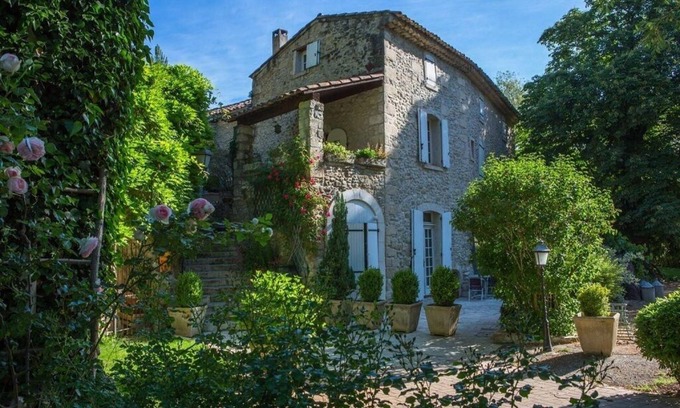 Forcalquier Bed & Breakfast | Apartment in Mas provençale pool & spa residence