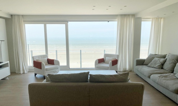 Nieuwpoort-aan-Zee Apartment | Apartment in Nieuwpoort with Ocean Views