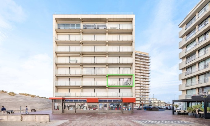 Oostduinkerke-Bad Apartment | Apartment in Oostduinkerke with Sea View