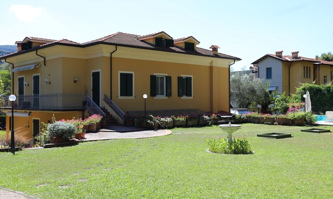 Lerici Apartment | Apartment in villa + large garden with beach and golf at 50 mt