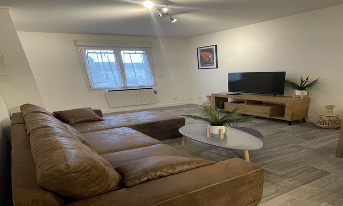 Yvre-l'Eveque Apartment | Apartment in Yvré-l’Évêque near Le Mans Circuit