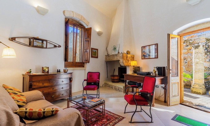 Giuliano di Lecce Apartment | Apartment 'Antica Corte Dell'800' with Private Terrace, Wi-Fi and Air Conditioning