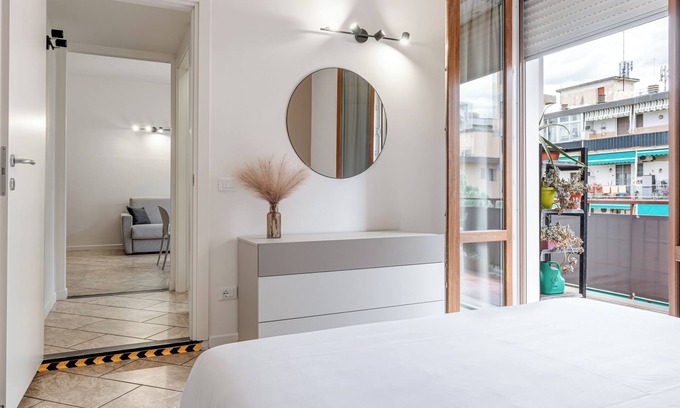 Peretola Apartment | Apartment 'Josephine Florence' with Balcony, Wi-Fi and Air Conditioning