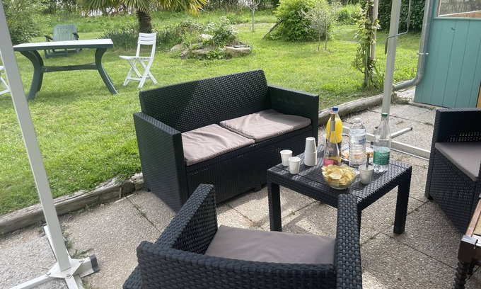 Saumur Val de Loire Apartment | Apartment 'La Pause' with Private Terrace, Shared Garden and Wi-Fi