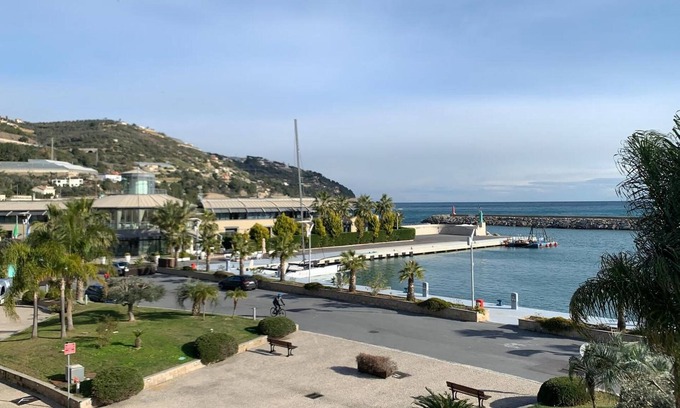 San Lorenzo al Mare Apartment | Apartment 'Luxury' with Sea View, Wi-Fi and Air Conditioning