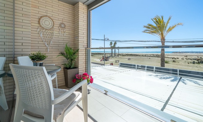 Comarruga Apartment | Apartment 'La Calma' with Sea View, Wi-Fi and Air Conditioning