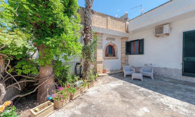 Torre Castiglione Apartment | Apartment 'La Corte Del Geco' with Private Terrace, Wi-Fi and Air Conditioning