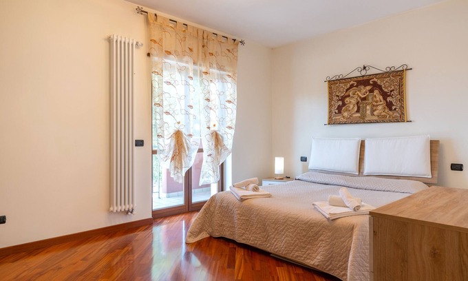 Locorotondo House | Apartment 'La Loggia Di Grazia' with Balcony, Wi-Fi and Air Conditioning