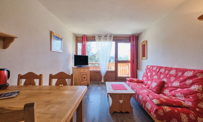 Les Deux Alpes Apartment | Apartment "La Montagne" with Mountain View, Balcony and Wi-Fi