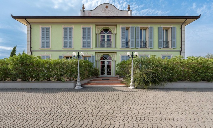 Altopascio Apartment | Apartment 'La Palazzina Della Meridiana' with Shared Pool, Wi-Fi and Air Conditioning