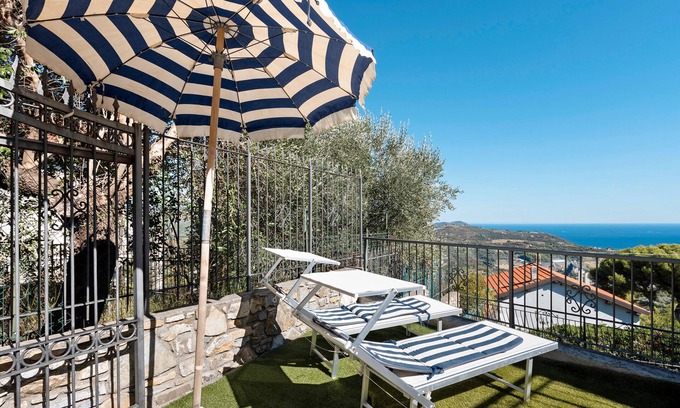 Cipressa Apartment | Apartment 'La Quiete Nel Bosco' with Sea View, Private Garden and Wi-Fi