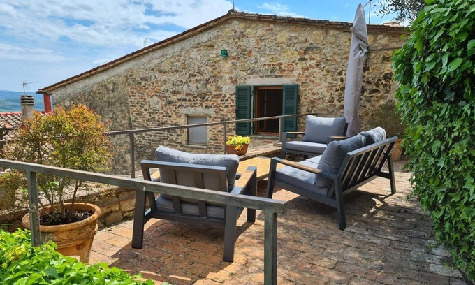 Cetona Apartment | Apartment 'La Terrazza, Cetona, Toscana' with Mountain View, Wi-Fi and Air Conditioning