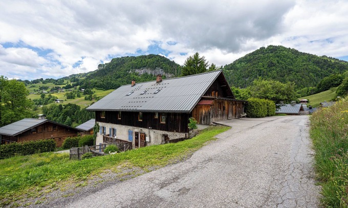 Flumet Apartment | Apartment 'Le Chamois' with Shared Terrace, Balcony and Wi-Fi