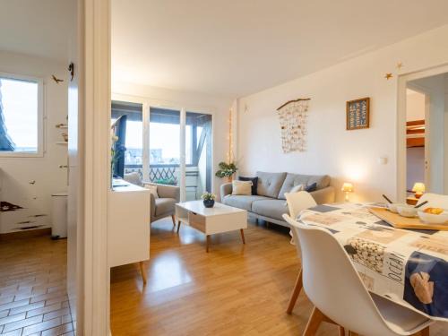 Blonville-sur-Mer Apartment | Apartment Le Garden Fleuri by Interhome