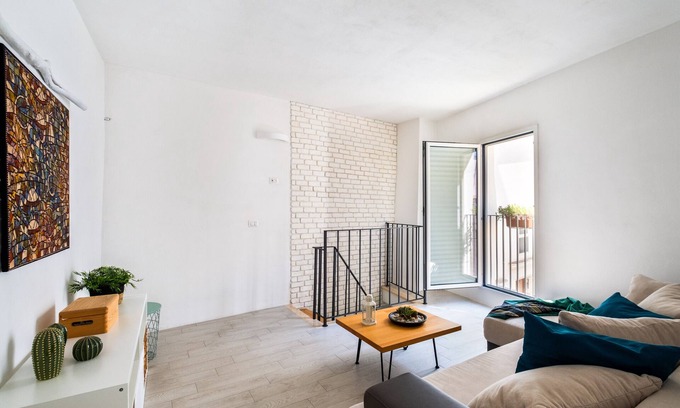 Centro Storico Apartment | Apartment 'Leonardò, Non Solo Mare' with Shared Terrace and Air Conditioning