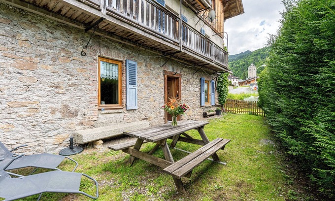 Flumet Apartment | Apartment 'Les Marmottes' with Shared Terrace, Private Garden and Wi-Fi