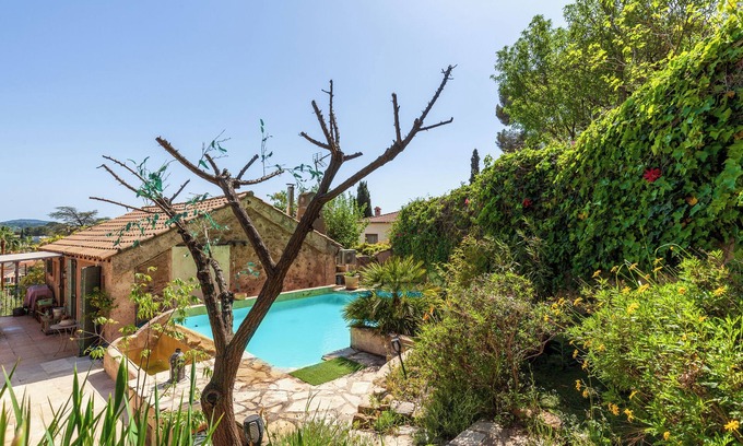 La Garde Apartment | Apartment 'Logement De Charme Les Araucarias' with Shared Pool, Private Terrace and Wi-Fi