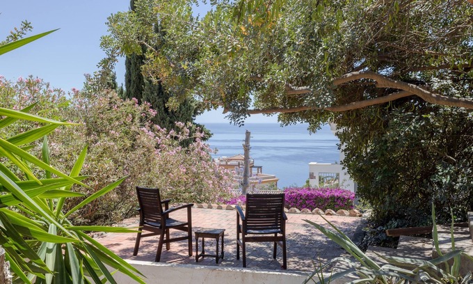 Salobrena Apartment | Apartment "Luna" with Shared Pool, Wi-Fi, Air Conditioning, Terrace & Garden