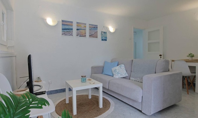 Costa de Caparica Apartment | Apartment 'Maria's House' with Private Terrace and Wi-Fi