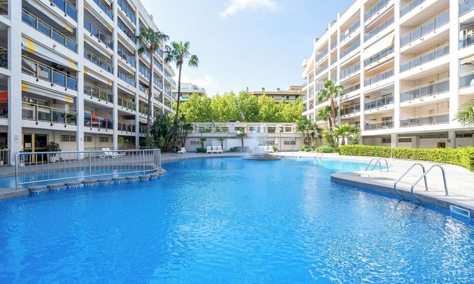Salou City Centre Apartment | Apartment 'Michelangelo 3' with Shared Pool, Wi-Fi and Air Conditioning