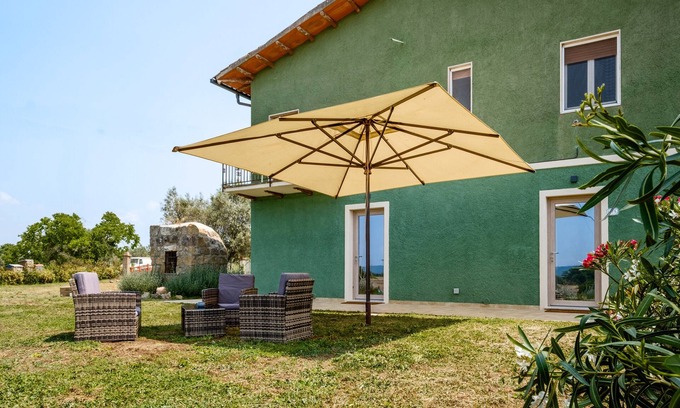 Pitigliano Apartment | Apartment 'Mimosa' with Shared Garden and Air Conditioning