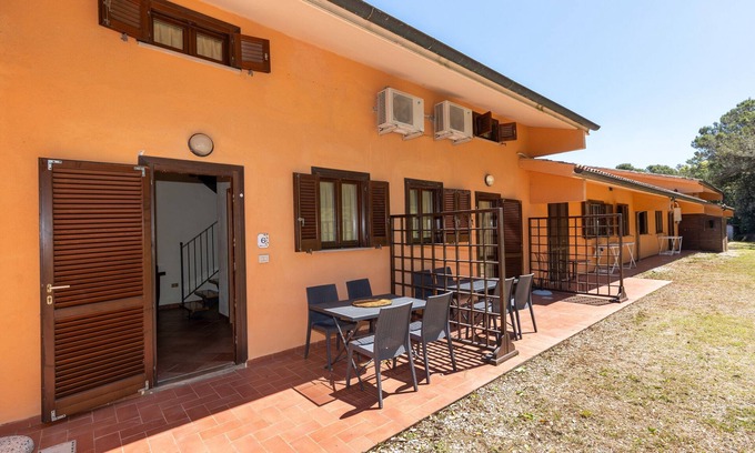 Livorno Apartment | Apartment 'Mirtillo' with Shared Pool, Wi-Fi and Air Conditioning