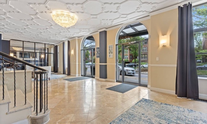 DeBaliviere Place Apartment | Apartment next to BJC/ZOO/FOREST PARK/WASHU bring your pets ask about monthly $