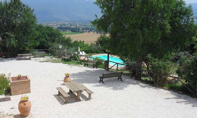 San Brizio Apartment | Apartment 'Noce' with Shared Pool, Wi-Fi and Air Conditioning