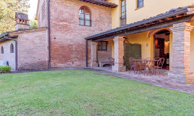 San Miniato Apartment | Apartment 'Occhio Bello' with Shared Pool, Private Garden and Wi-Fi