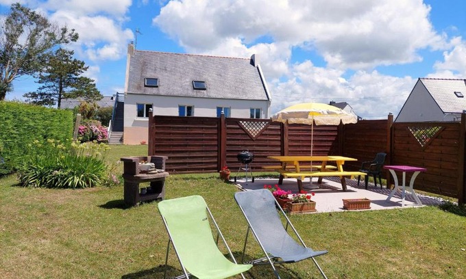 Ploudalmezeau Apartment | Apartment on the first floor with independent entrance, Ploudalmézeau